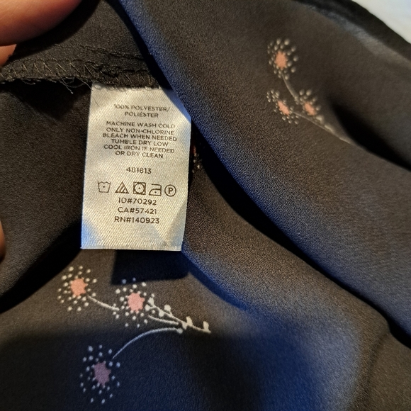 LOFT Outlet charcoal gray and floral blouse. Long Sleeve scoop neck. Size Medium - Picture 8 of 12